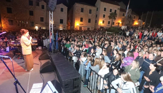 Makarani proslavili Dan grada uz mega tortu i Doris Dragović