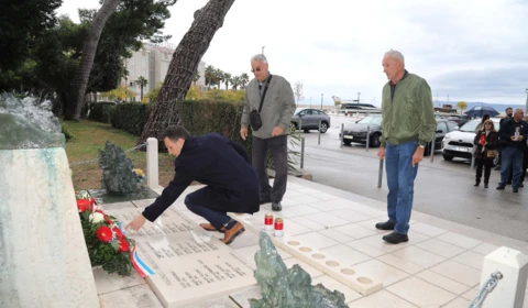 Dan sjećanja: Makarani odali počast žrtvama u Makarskoj i Vukovaru