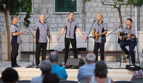 Koncert Klape Srdela na Trgu Tina Ujevića: Večer dalmatinske pisme i tradicije u sklopu "Maestrale"