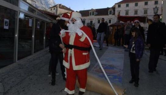 Ovo se zove rekord: Djeca Makarskog primorja napravila Božićnu čestitku od 197,5 metara !